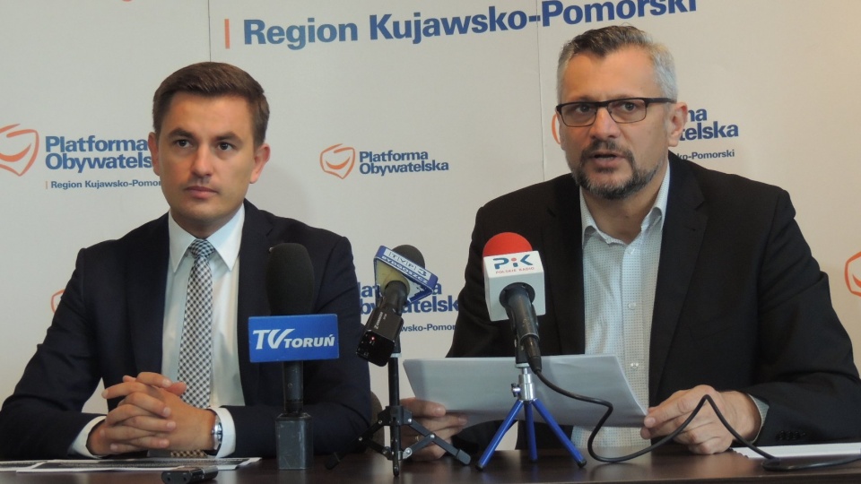 Posłowie Tomasz Lenz i Arkadiusz Myrcha przedstawili podczas konferencji regionalne wnioski PO do budżetu na przyszły rok. Fot. Archiwum