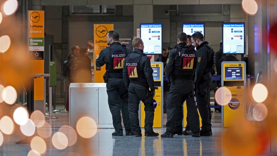 Patrol Niemieckiej Policji Federalnej na lotnisku w Stuttgarcie. Fot. PAP/EPA