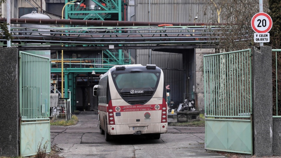Autobus z polskimi ratownikami dotarł do kopalni w czeskiej Karwinie/fot. Andrzej Grygiel, PAP