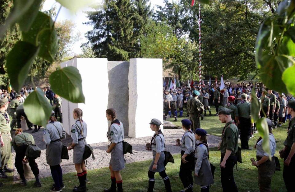 Pomnik Pamięci Ofiar Zbrodni Pomorskiej odsłonięto w październiku przy ul. Uniwersyteckiej w Toruniu.