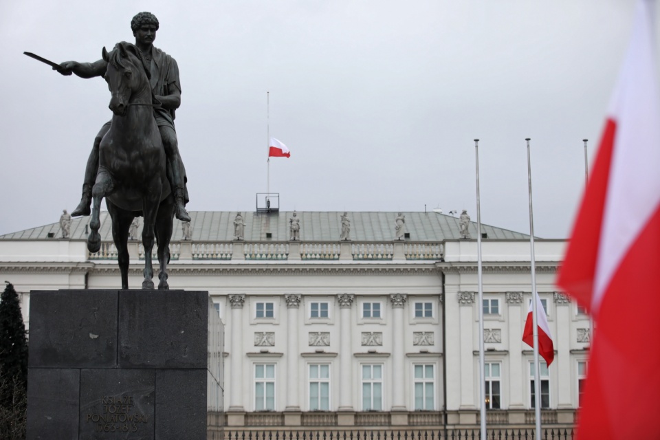 Opuszczona do połowy biało-czerwona flaga na budynku Pałacu Prezydenckiego w Warszawie. Fot. PAP/Leszek Szymański