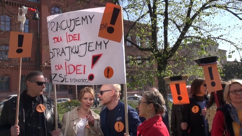 Nauczyciele wiecują na Placu Wolności w Bydgoszczy (jw)