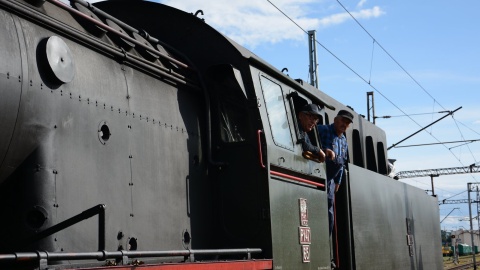 Specjalnym wakacyjnym kursem przez nasz region przejechał Pociąg „Kujawy” prowadzony zabytkową lokomotywą parową Pt47 z wolsztyńskiej parowozowni wyprodukowaną w 1949 roku. Fot. Sławomir Jezierski
