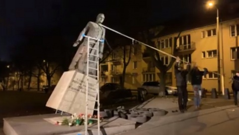 Trzej mężczyźni przewrócili w Gdańsku pomnik ks. Jankowskiego