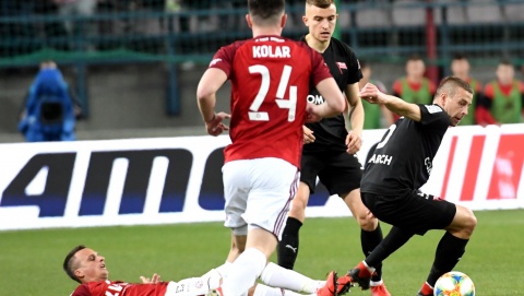 Ekstraklasa piłkarska - derby Krakowa dla Wisły, Piast wciąż mocny