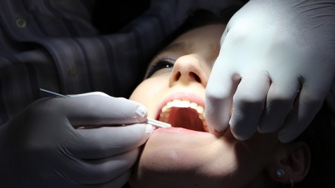 Ponad 7 tysięcy zarzutów dla dentysty z regionu. Kasował od pacjentów i od NFZ...