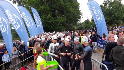 Tysiące zawodników w centrum miasta. Enea Bydgoszcz Triathlon 2019 [wideo]