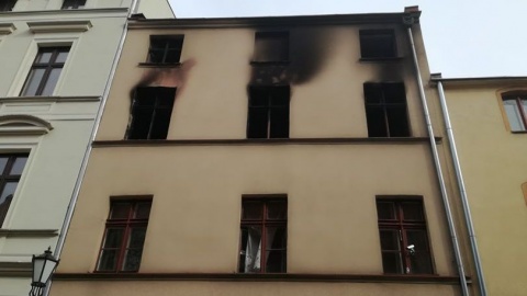 Doszczętnie spłonęło mieszkanie w kamienicy. Nocny pożar w Toruniu