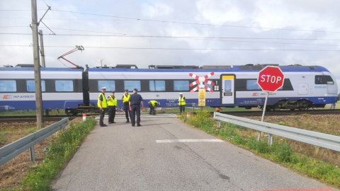 Tragedia Śmierć matki i dwojga 8-letnich dzieci na przejeździe kolejowym