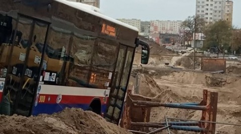 Groźny incydent w Bydgoszczy. Autobus wjechał do wykopu