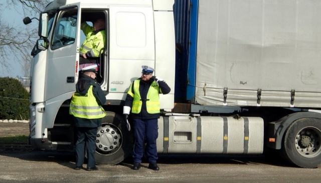 Policjanci i inspektorzy ITD wspólnie kontrolowali ciężarówki