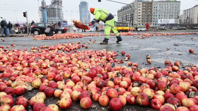 Kilogramy jabłek na ulicach. Rolnicy protestowali w Warszawie
