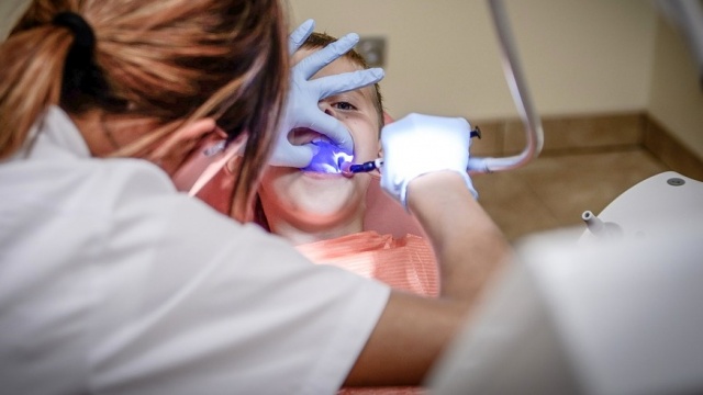 Oby samorządy, na opiece stomatologicznej dzieci, zębów nie zjadły