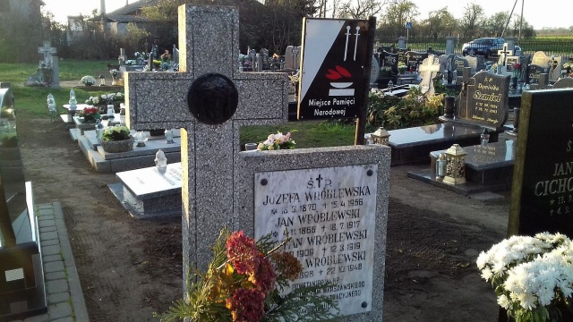 Kwesta na cmentarzu w Gąsawie. Na tabliczki upamiętniające powstańców wielkopolskich