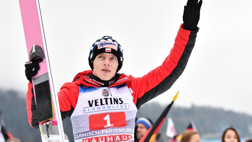 Dawid Kubacki (na zdjęciu) cieszy się z 3. miejsca w noworocznym konkursie 67. TCS w Garmisch-Partenkirchen. Fot. PAP/LUKAS BARTH-TUTTAS