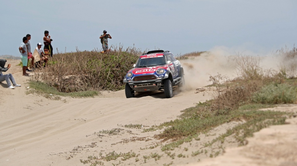 Samochód z Jakubem Przygońskim jako kierowcą na trasie 3. etapu Rajdu Dakar 2019. Fot. PAP/EPA/Ernesto Arias