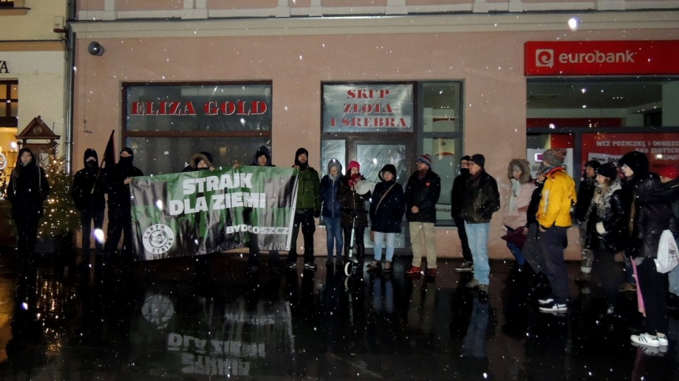 Uczestnicy protestu wyszli na ulicę Mostową w Bydgoszczy, by zwrócić uwagę na niekorzystne zmiany klimatyczne. Fot. Tatiana Adonis
