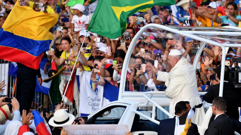 Przed ceremonią otwarcia ŚDM papież objechał w papamobile sektory pozdrawiając młodzież, a następnie powitany został przez przedstawicieli pięciu kontynentów/fot. PAP/EPA/ETTORE FERRARI