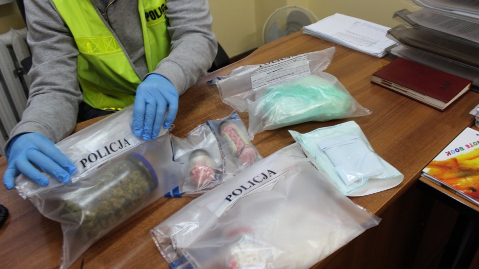 Mężczyzna miał w sumie 180 gramów zakazanych substancji i 150 tabletek ecstasy. Fot. Policja