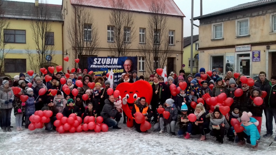 Starsi i młodsi mieszkańcy Szubina wyrazili swoje poparcie dla idei Wielkiej Oriestry Świątecznej Pomocy. Fot. Tomasz Gronet