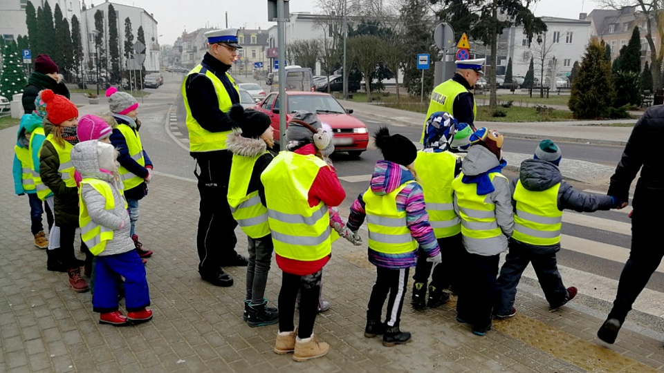 Podczas spotkań z dziećmi policjanci rozmawiali o bezpieczeństwie w trakcie zimowego wypoczynku, uczyli zasad bezpiecznego poruszania się po drodze. Fot. kujawsko-pomorska.policja.gov.pl