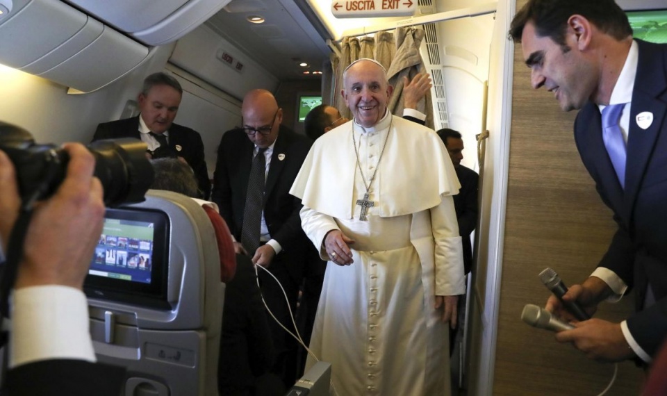 Papież Franciszek podczas rozmowy z dziennikarzami na pokładzie samolotu, lecącego do stolicy Zjednoczonych Emiratów Arabskich/fot. PAP/EPA/Tony Gentile/POOL