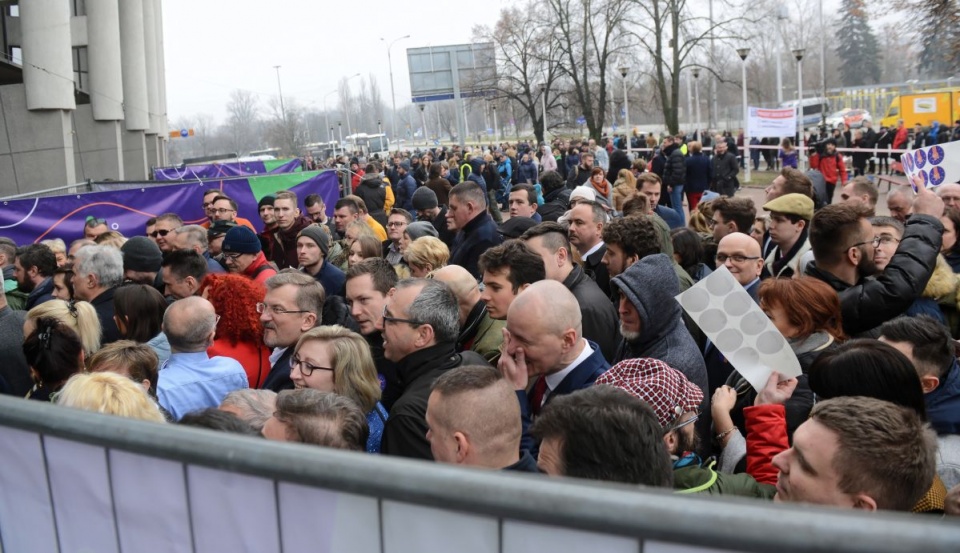 Tłumy ludzi przed halą warszawskiego Torwaru, uczestnicy konwencji założycielskiej partii Roberta Biedronia/fot. Jakub Kamiński, PAP