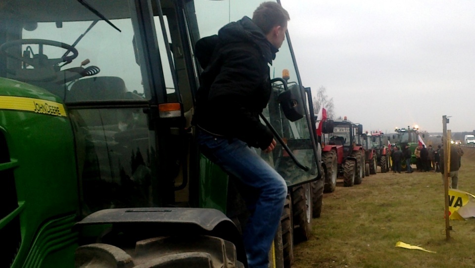 W ramach protestu rolnicy powoli jadą ciągnikami w kolumnie od Bożejewic do Jaroszewa. Fot. Archiwum