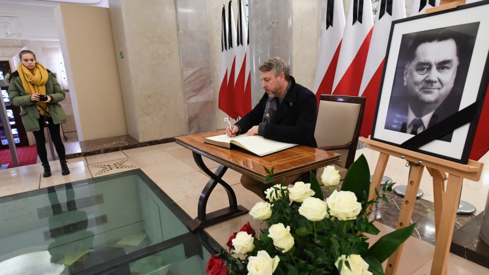 Mieszkańcy Warszawy wpisują się do księgi kondolencyjnej po śmierci Jana Olszewskiego. Fot. PAP/Piotr Nowak
