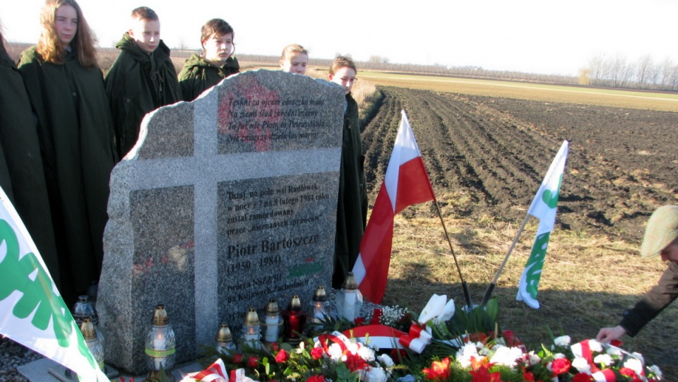 W miejscu, gdzie znaleziono ciało zamordowanego Piotra Bartoszcze, znajduje się obelisk upamiętniający tę tragedię. Fot. Archiwum