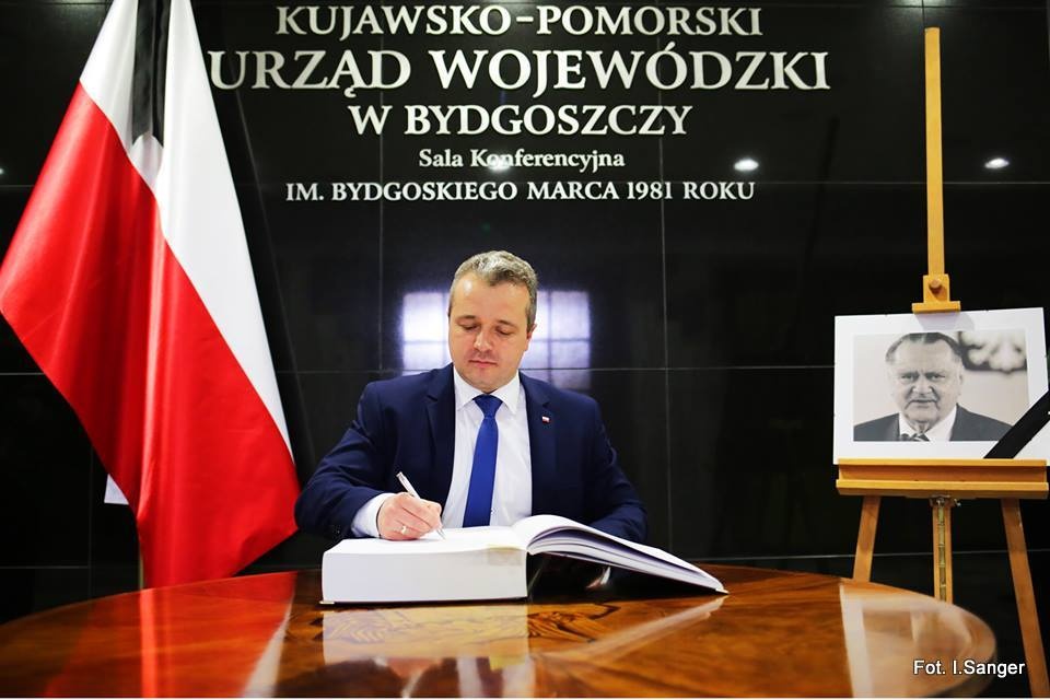 Swój wpis do księgi złożył wojewoda kujawsko-pomorski Mikołaj Bogdanowicz. Fot. KPUW