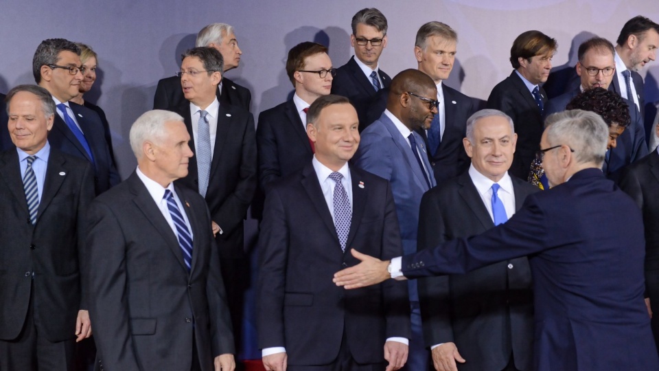 Wiceprezydent USA Mike Pence (2L), prezydent Andrzej Duda (C) i premier Izraela Benjamin Netanjahu (P) podczas wspólnego zdjęcia szefów delegacji na Zamku Królewskim w Warszawie. Fot. PAP/Jakub Kamiński