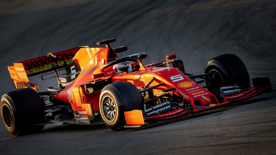 Na zdjęciu bolid Ferrari z Sebastianem Vettelem podczas pierwszego dnia testów Formuły 1 w Barcelonie przed sezonem 2019. Fot. PAP/EPA/ENRIC FONTCUBERTA