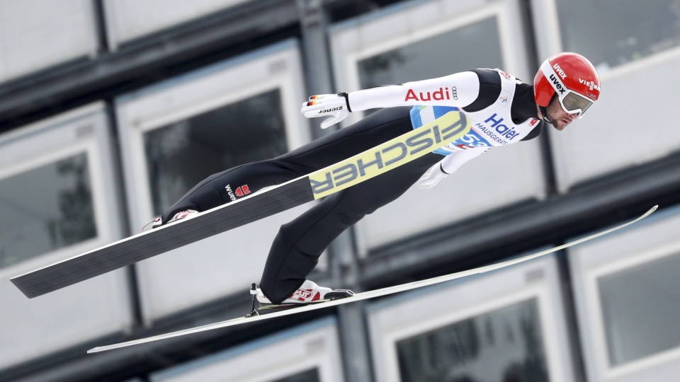 Na zdjęciu Markus Eisenbichler podczas skoku w kwalifikacjach do sobotniego indywidualnego konkursu MŚ w Innsbrucku. Fot. PAP/Grzegorz Momot