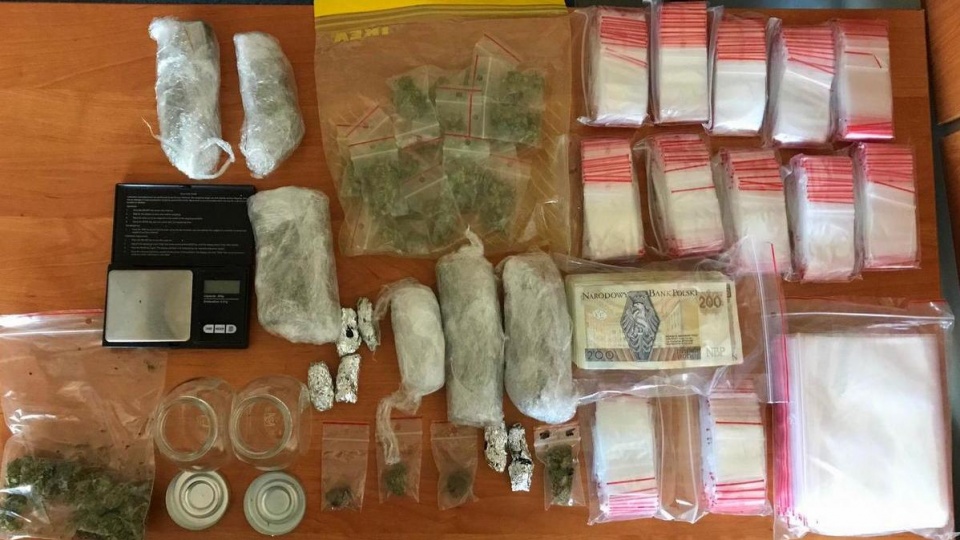 Około 160 gramów marihuany, wagę, puste „dilerówki” oraz blisko 30 tys. zł znalazła policja u mieszkańca Fordonu/fot. KWP