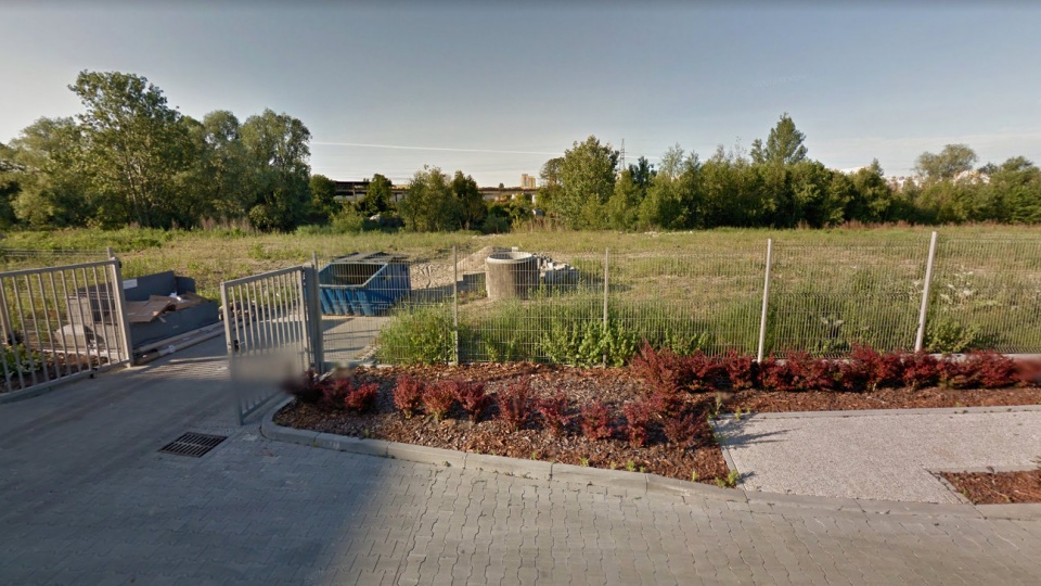 Dostęp do Brdy na wysokości Bartodziejów ograniczają różnego rodzaju obiekty. Fot. Google Street View