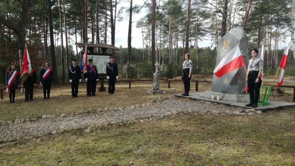 W miejscu tragedii postawiono pomnik i grób żołnierza. Fot. Marcin Doliński