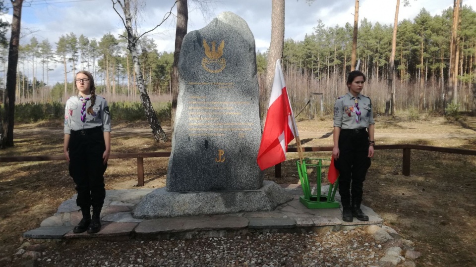 W miejscu tragedii postawiono pomnik i grób żołnierza. Fot. Marcin Doliński