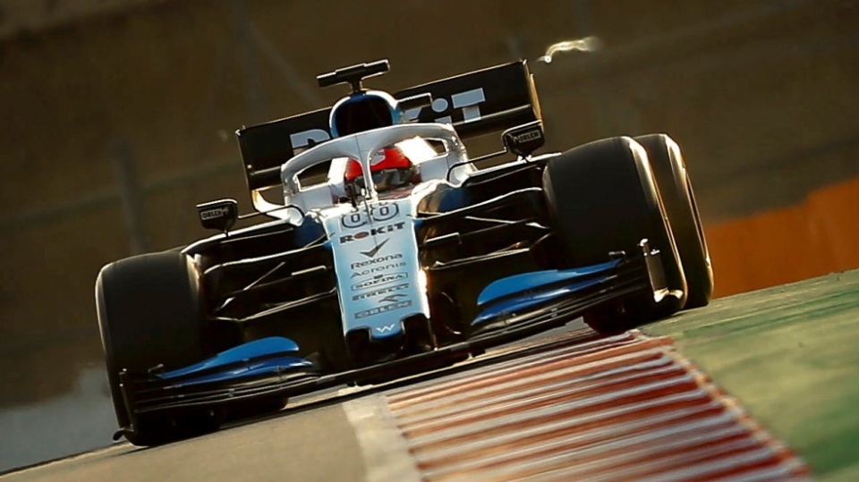Na zdjęciu bolid Williamsa z Robertem Kubicą w kokpicie podczas piątkowych testów F1 w Barcelonie. Fot. PAP/ EPA/ENRIC FONTCUBERTA