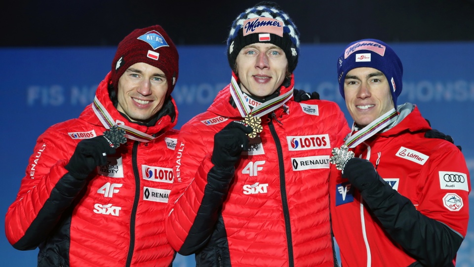 Na zdjęciu od lewej Kamil Stoch, Dawid Kubacki i Stefan Kraft, medaliści indywidualnego konkursu na normalnej skoczni w Seefeld na MŚ 2019. Fot. PAP/EPA/SRDJAN SUKI