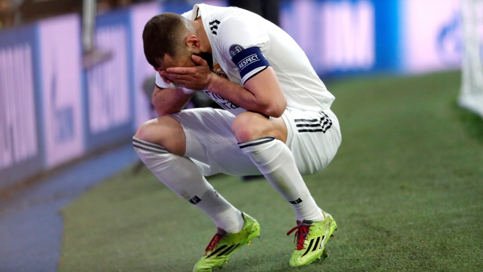 Na zdjęciu załamany napastnik Realu Madryt Karim Benzema po tym jak jego zespół odpadł z piłkarskiej Ligi Mistrzów w 1/8 finału. Fot. PAP/EPA/RODRIGO JIMENEZ