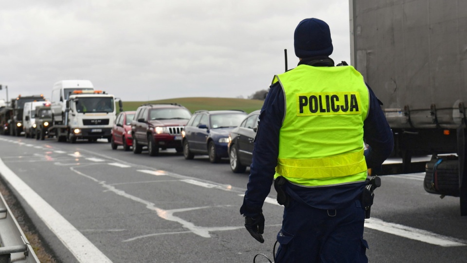 Kontrola pojazdów, 8 bm. na autostradzie A6 przy granicy z Niemcami w Kołbaskowie, w związku z poszukiwaniami 25-latki i jej córki/fot. Marcin Bielecki, PAP