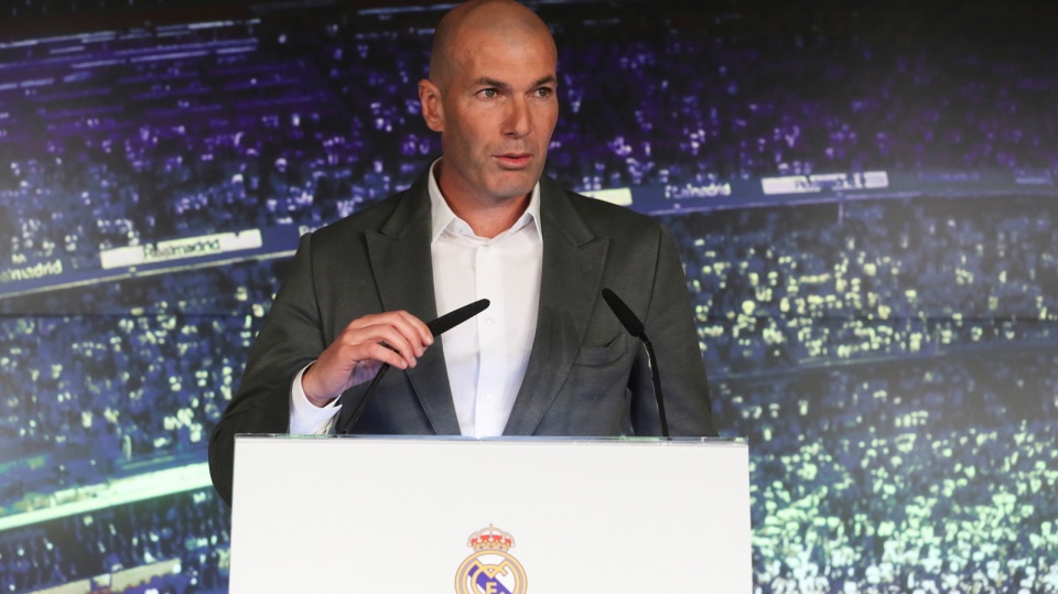 Zinedine Zidane (na zdjęciu) doprowadził Real Madryt do wielkich sukcesów, a teraz najlepszy piłkarski klub na świecie ma wyprowadzić z głębokiego kryzysu sportowego. Fot. PAP/EPA/BALLESTEROS