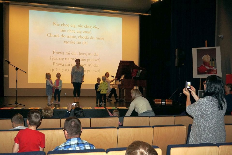 Podczas Poranków Muzycznych dzieci poznają muzykę poprzez zabawę i poprzez aktywne formy działalności/fot. materiały fundacji "Wiatrak"