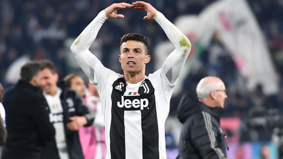 Na zdjęciu Cristiano Ronaldo cieszy się hat-tricka i awansu Juventusu Turyn do ćwierćfinału piłkarskiej Ligi Mistrzów 2018/2019. Fot. PAP/EPA/ALESSANDRO DI MARCO