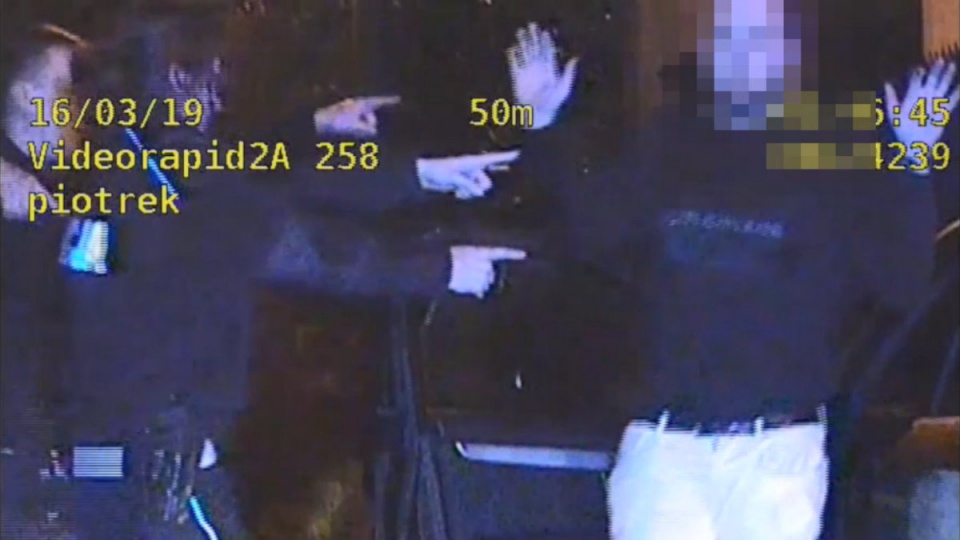 Nocne zdjęcie z videorejestratora policyjnego. Warunki nocnego pościgu były ciężkie/fot. materiały policyjne