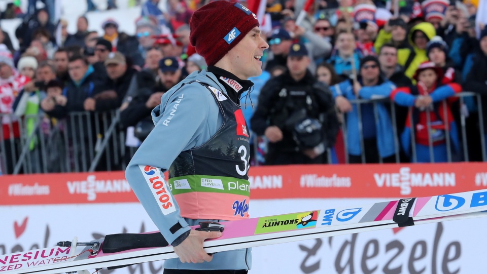 Na zdjęciu Piotr Żyła, który wbiega na podium piątkowego konkursu PŚ w lotach narciarskich w Planicy. Fot. PAP/Grzegorz Momot