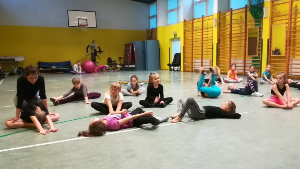 Trening tańca jazzowego w grupie dziewczynek w wieku 8-9 lat, w Szkole Tańca Bohema, oddział w Białych Błotach/fot. Magdalena Gill
