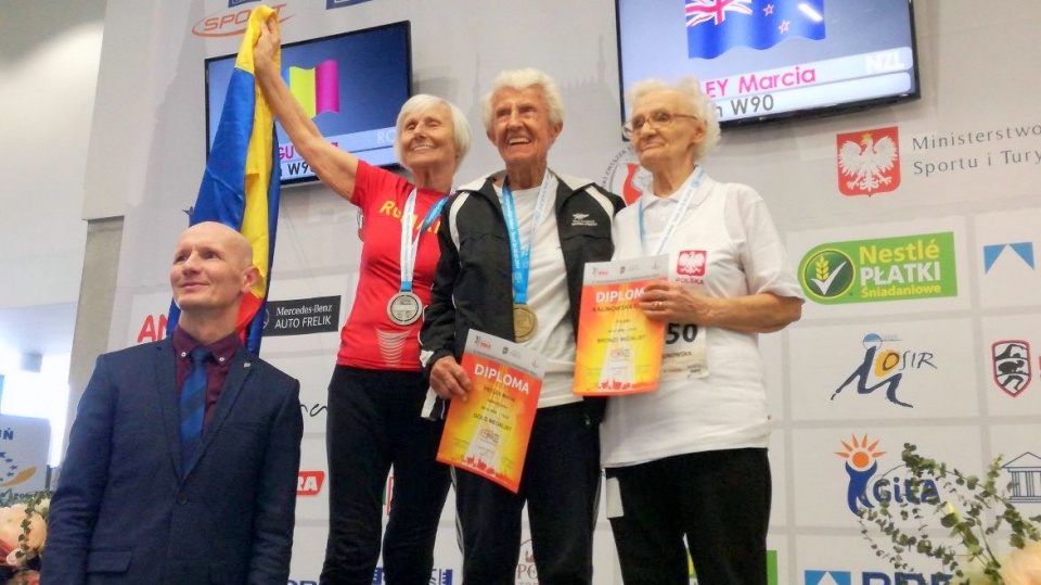 92-letnia torunianka Elżbieta Kalinowska (pierwsza z prawej) wygrała w swojej kategorii konkurs pchnięcia kulą, a w biegu na 60 metrów zajęła 3-cie miejsce/fot. Bartosz Kustra