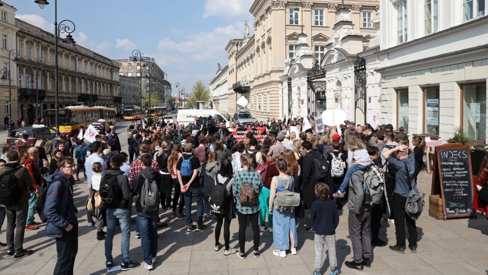 Wiec poparcia dla strajkujących nauczycieli, zorganizowany przez Związek Nauczycielstwa Polskiego przy Uniwersytecie Warszawskim/fot. Tomasz Gzell, PAP